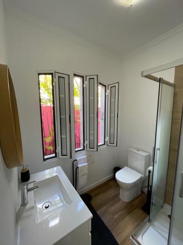 ポンタ・ド・ソルにあるCasa Cabozのバスルーム(洗面台、トイレ、窓付)