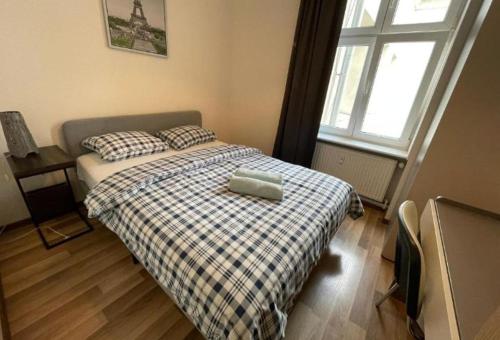 波茲南的住宿－Poznań park，一间卧室配有一张带枕头的床