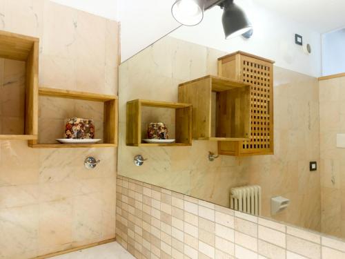 uma casa de banho com chuveiro e armários de madeira em Il loft di charme di Ricc em Faenza