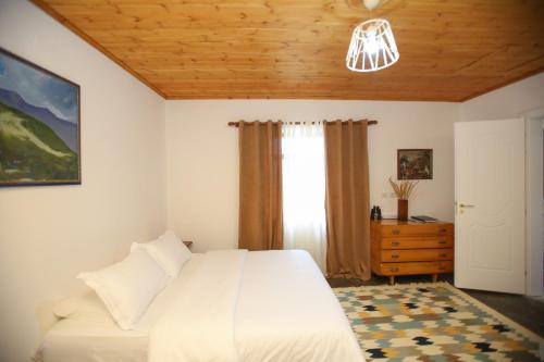 Postel nebo postele na pokoji v ubytování Guest House Bashaj Village