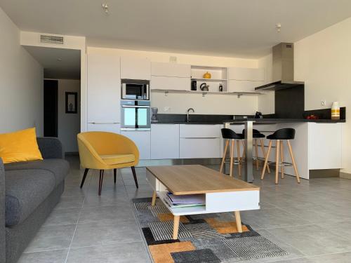 un salon avec un canapé et une table dans l'établissement Appartement T3 de standing, vue mer - Porticcio, à Grosseto-Prugna