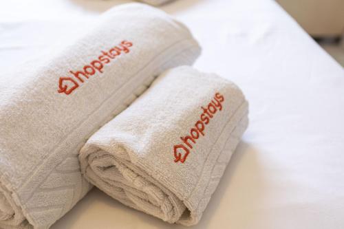 Dos toallas encima de una cama. en NEW - Portimao Casinha, en Praia da Rocha