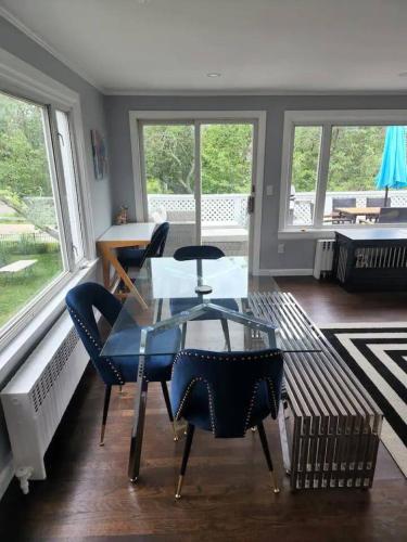 Ruang duduk di Middletown Modern Apartment - RIBryan Property