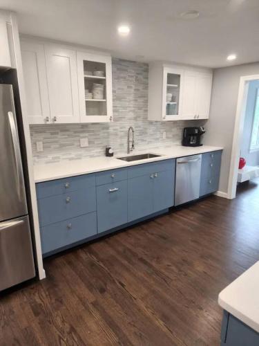 Dapur atau dapur kecil di Middletown Modern Apartment - RIBryan Property