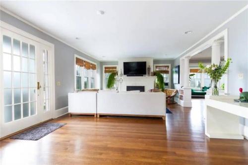 a living room with a white couch and a fireplace at Middletown Bungalow - RIBryan Property in Middletown