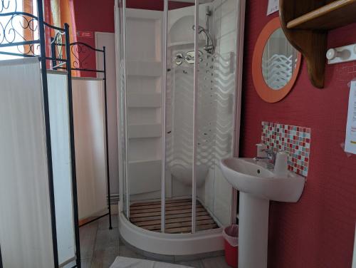 La salle de bains est pourvue d'une douche et d'un lavabo. dans l'établissement La cocotte normande, à Coudeville-sur-Mer