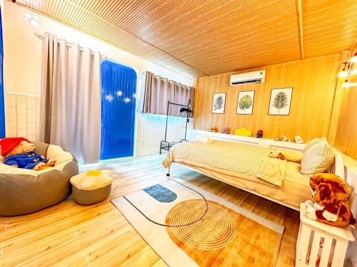 um quarto com uma cama e um sofá num quarto em La Casa Di Decembre - Nguyễn Như Đổ em Hanói