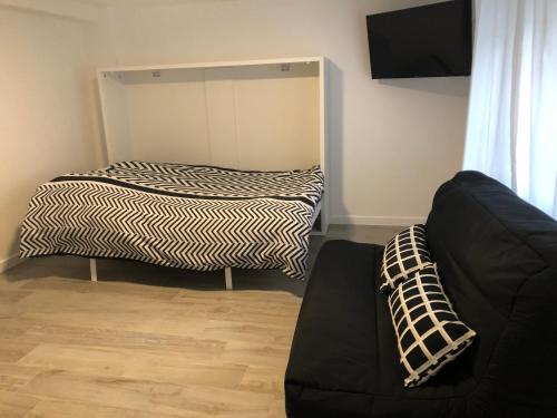 un salon avec un canapé et un miroir dans l'établissement Ondines, à La Baule