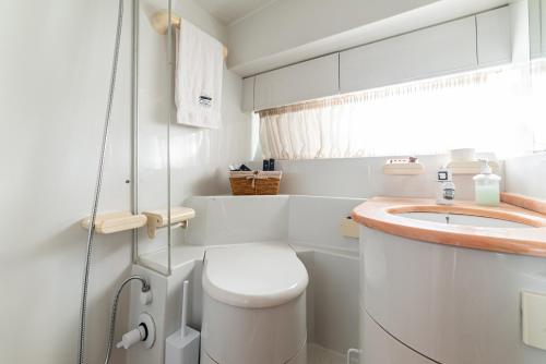 uma pequena casa de banho com WC e lavatório em "ULTIMA" una barca per sognare em Bari