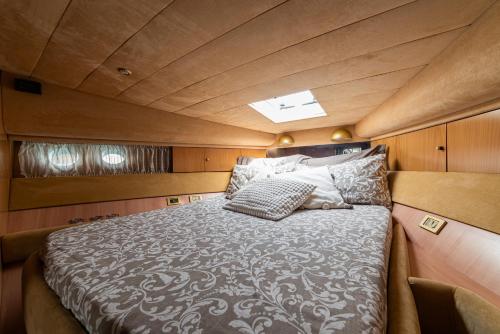 uma cama na parte de trás de um barco em "ULTIMA" una barca per sognare em Bari