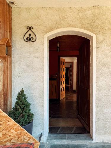 Otwarte drzwi do domu z choinką świąteczną w obiekcie Chalet Viñales w mieście Les Houches