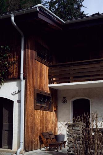 ławka na boku budynku w obiekcie Chalet Viñales w mieście Les Houches