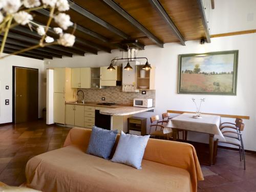 uma sala de estar com um sofá, uma mesa e uma cozinha em Il loft di charme di Ricc em Faenza