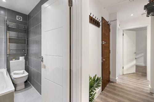 uma casa de banho com um WC e um lavatório em Diamond Suite Camden Town 3 Bedroom Sleeps 11 em Londres