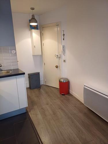 uma cozinha vazia com uma porta num quarto em STUDIO CHARONNE em Paris