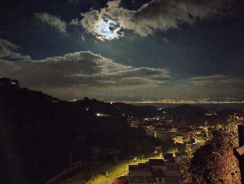 a view of a city at night at La camera nel villaggio in Messina