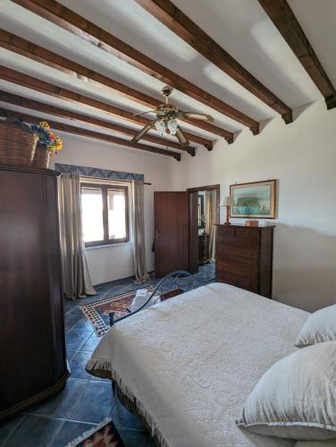 Schlafzimmer mit einem Bett und einem Deckenventilator in der Unterkunft Villa Baia di Cornino in Custonaci