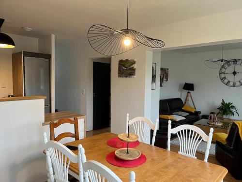 une salle à manger et une cuisine avec une table et des chaises dans l'établissement Maison entre terre et mer, à Dinéault