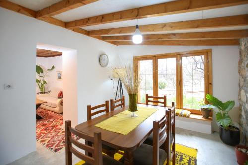 Posezení v ubytování Guest House Bashaj Village
