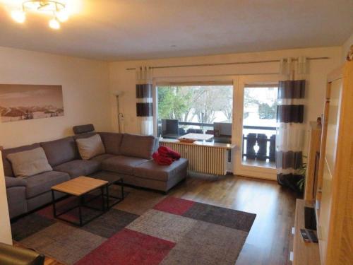een woonkamer met een bank en een tafel bij Schöne Wohnung in Garmisch-Partenkirchen und Bergblick in Garmisch-Partenkirchen