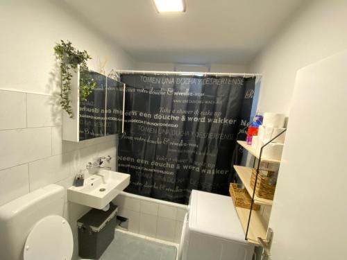 Kylpyhuone majoituspaikassa Apartment River