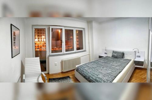 niewielka sypialnia z łóżkiem i oknem w obiekcie Amazing View City Square Apartment w mieście Skopje