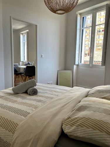 une chambre avec un grand lit et un miroir dans l'établissement Le Toulousain 302 - Appartement Cosy en Hypercentre - Quartier Jeanne-d'Arc, à Toulouse