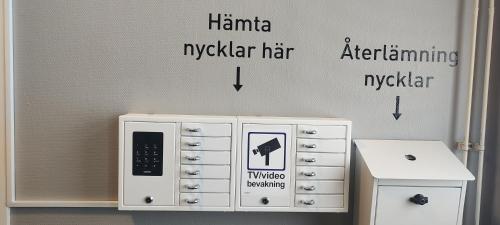 a room with a microwave and a dresser and a drawer at Britz Hostel in Kristinehamn