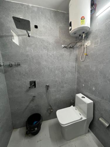 een badkamer met een wit toilet en een douche bij Hotel Trending Stay in New Delhi