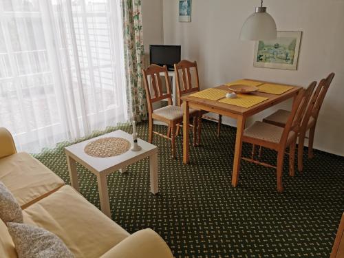 Rosa Canina, W7 في كيلينهوسن: غرفة معيشة مع طاولة طعام وكراسي