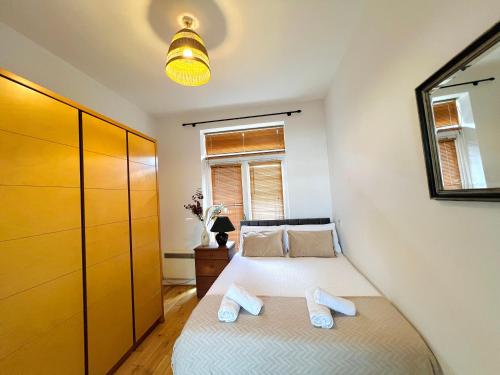 Giường trong phòng chung tại Cosy River View Flat at Temple Bar