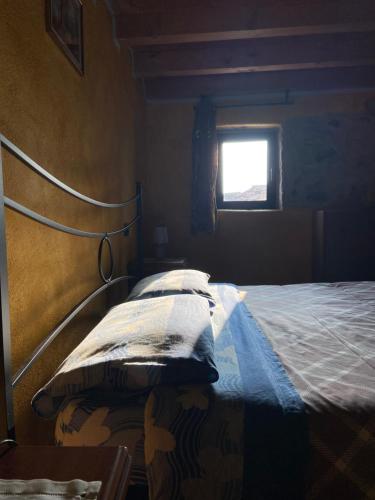 uma cama num quarto com uma janela em Casa Finetti em Casa Allegri