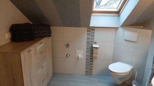 ein Bad mit einem WC und einer Dusche in der Unterkunft Gemüsekombüse in Ramstedt