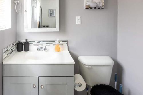 Un baño blanco con lavabo e inodoro. en Inviting 3BR Home Near Little Rock Attractions!, en North Little Rock