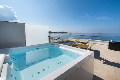a hot tub on a balcony with a view of the ocean at Residence Picalè in Alghero