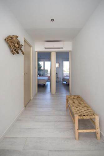 a room with a bench and a living room at T3 Octopus Vue Mer Palavas Parking in Palavas-les-Flots