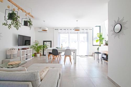 uma sala de estar com um sofá e uma mesa em Maison La Casa Bianca Grabels Proche Montpellier em Grabels