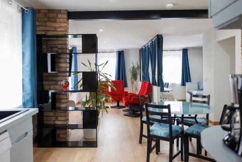 a kitchen and living room with a table and chairs at Domaine Evasion in Ittlenheim