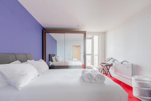Ein Bett oder Betten in einem Zimmer der Unterkunft Quirky 1BD Flat wGym & City Views Dalston!