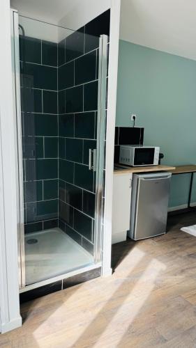 une douche carrelée verte dans une cuisine avec un comptoir dans l'établissement Cocon Urbain - Arrivée autonome, à Tourcoing