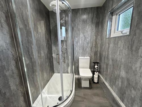 Solway Cottage في أنان: حمام مع دش ومرحاض
