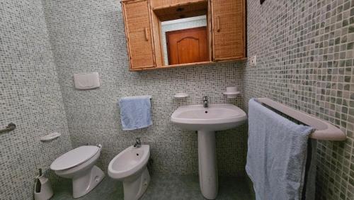 een badkamer met een wastafel en een toilet bij Reggia di Poseidone in Taviano