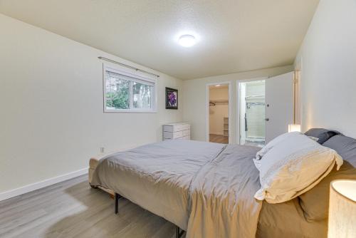 Un dormitorio con una cama grande y una ventana en Olympia Home with Deck about 7 Mi to Amtrak Train! en Olympia