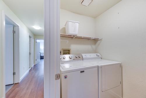 cocina con lavadora y secadora en una habitación en Olympia Home with Deck about 7 Mi to Amtrak Train! en Olympia