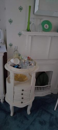 una mesa blanca con lavabo en una habitación en Glenart House en Tramore