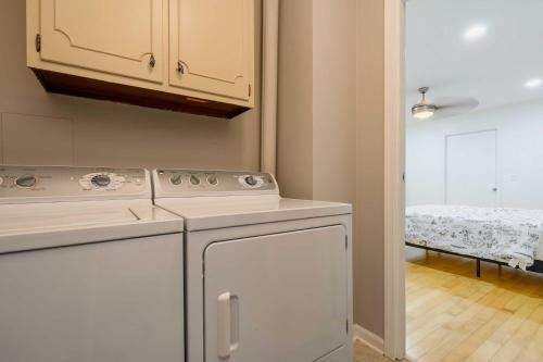 cocina con lavadora y secadora en una habitación en Spacious Brandon Home with Pool and Hot Tub!, en Brandon