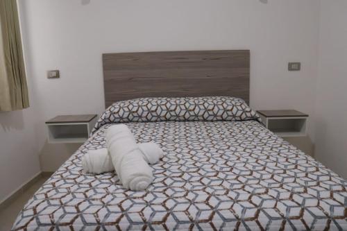 ein Schlafzimmer mit einem Bett mit Handtüchern darauf in der Unterkunft HOTEL CASA MEXICO in Dolores Hidalgo
