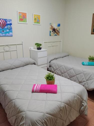 En eller flere senge i et værelse på Villa Caballero