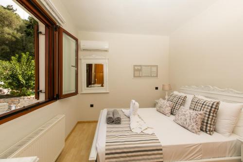 Katil atau katil-katil dalam bilik di Grandpas House - Countryside Villa with Private Pool & Whirlpool Tub