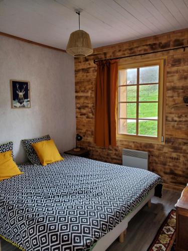 une chambre avec un lit et une fenêtre dans l'établissement Le chalet Lili, à Gérardmer